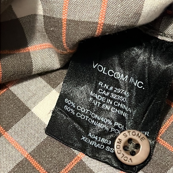 VOLCOM SHORT SLEEVED BUTTON UP SHIRT (XL) - Picture 15 of 16